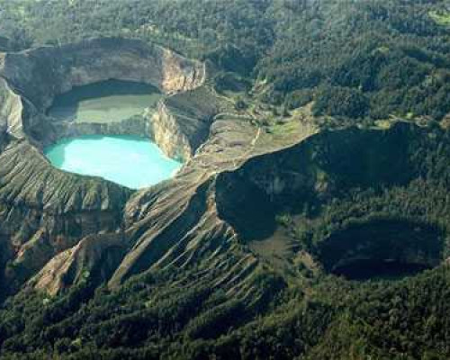 Air Danau Kelimutu Menyusut Dua Meter