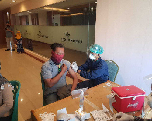 Serbuan Vaksin kepada Calon Penumpang dan Masyarakat di Bandara El-Tari