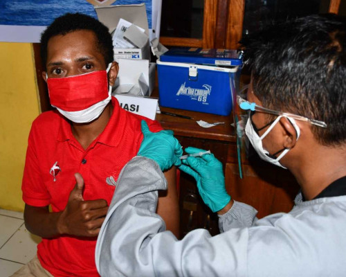 Warga Pesisir Jayapura Libur Melaut Demi Vaksin Covid-19