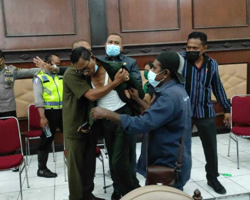 Rapat DPRD Sikka Bersama Dokter dan Nakes Berakhir Ricuh
