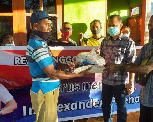 Alex Foenay Bagikan 500 Paket Sembako 