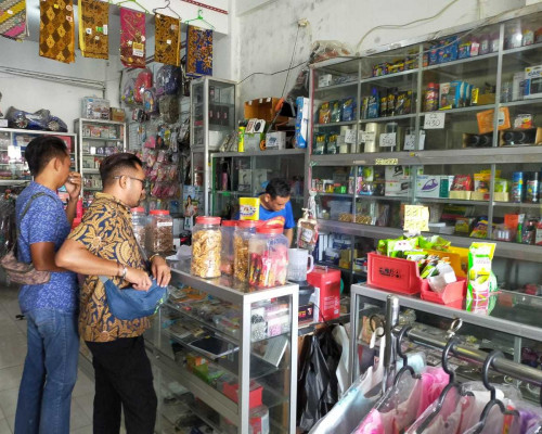 Polisi Geledah Toko Obat di Kota Kupang