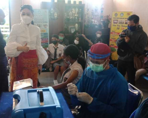Istri Gubernur Viktor Launching Vaksinasi Goes to School