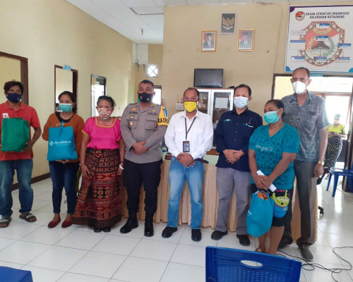 Pelindo dan Polres Sikka Bagi Sembako di Maumere