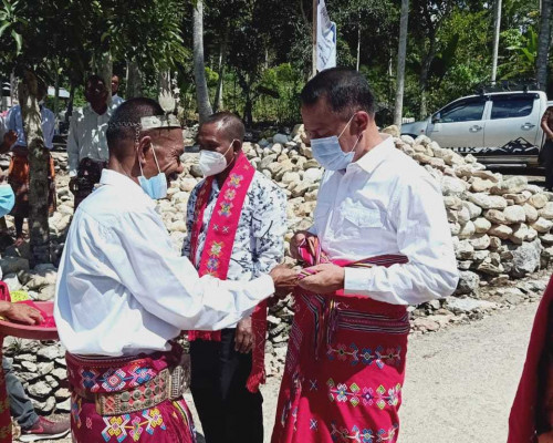 Alex Foenay Dinobatkan Sebagai Warga Nunkolo Kabupaten TTS 
