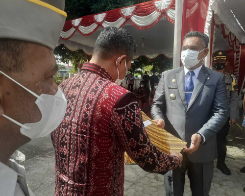 Bupati Sikka Serahkan Sertifikat Tanah untuk Pekuburan Covid-19 