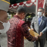 Bupati Sikka Serahkan Sertifikat Tanah untuk Pekuburan Covid-19 