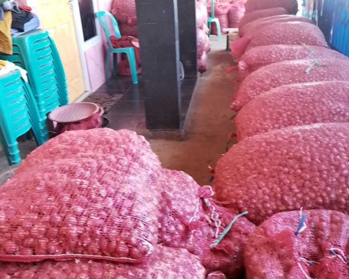 Kapal Dialihkan, Bawang dari Pulau Semau Menumpuk