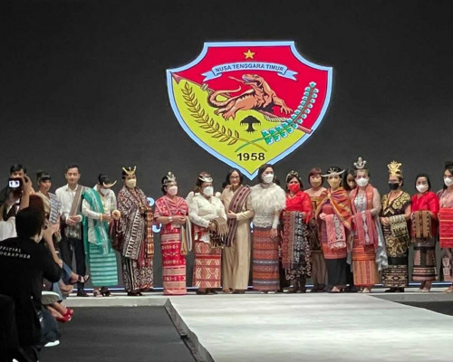 Karya Desainer NTT Membahana di Panggung Indonesia Fashion Week