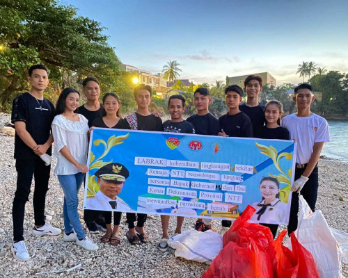 Kung Opa dan Mr and Mrs Teen NTT 'Labrak' Sampah di Pantai Kupang