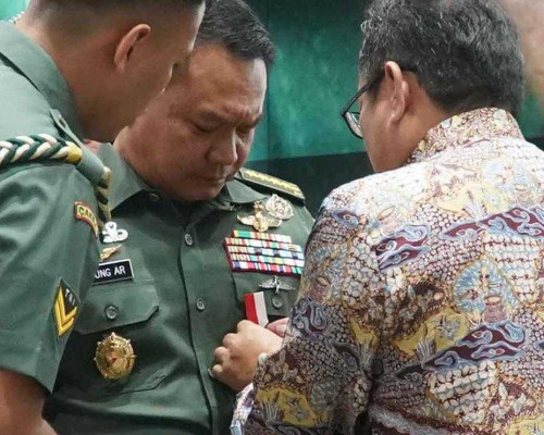 SMSI Anugerahi PIN Emas untuk KSAD Jenderal TNI Dudung Abdurachman