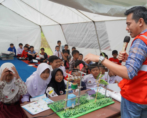 Pegawai PLN Mengajar di Sekolah Darurat