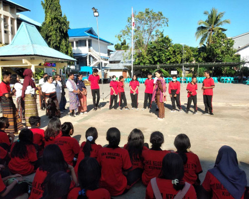 Julie Laiskodat Kampanye GEMARIKAN dan Kelor di SMA 1 Kupang