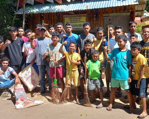 Manfaatkan Liburan, Puluhan Pemuda RT 041 Liliba Bersih Lingkungan