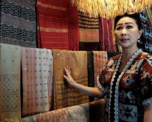 Dekranasda NTT Siapkan Tenun "Mata Manuk" untuk 11 Kepala Negara ASEAN