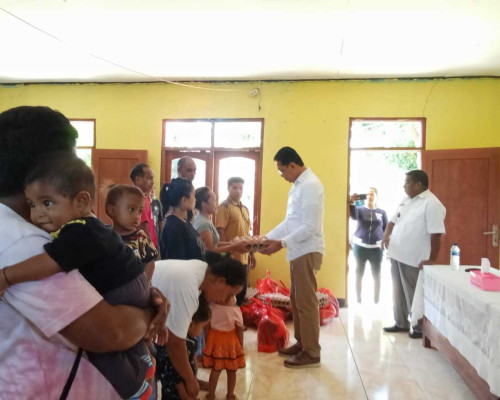 Anggota DPRD NTT, Yulius Uly Bantu Anak Stunting di Desa Tesabela