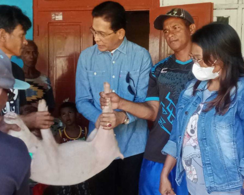 Anggota DPRD NTT Serahkan Bantuan dari Pokir