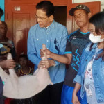 Anggota DPRD NTT Serahkan Bantuan dari Pokir