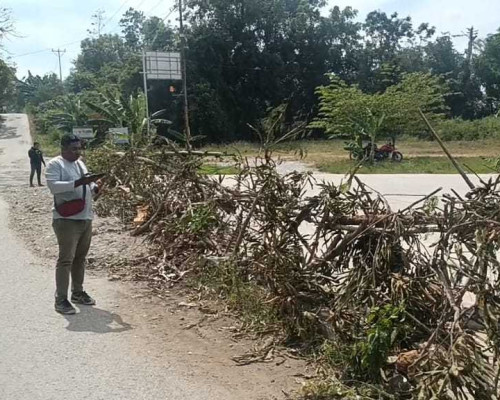 Blokir Jalan, Pemilik Lahan Bendungan Manikin Nilai Pemerintah Ingkar Janji