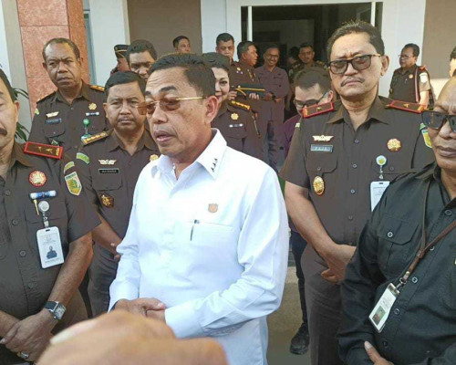 Mantan Kajati NTT Serahkan 13 Ekor Sapi di Kota Kupang