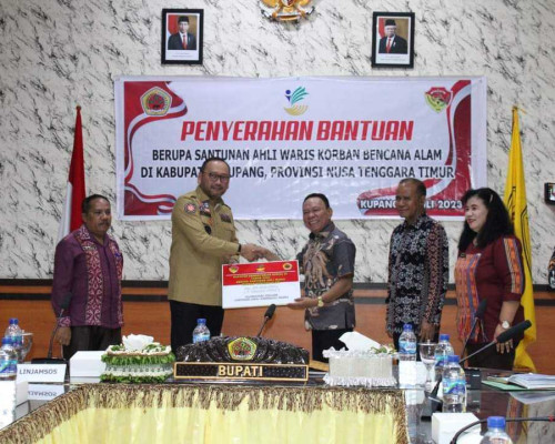 Kemensos Serahkan Santunan Bencana Rp 90 Juta di Kupang
