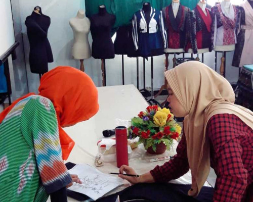 Peserta Berlatih Membuat Hiasan dan Pengepresan