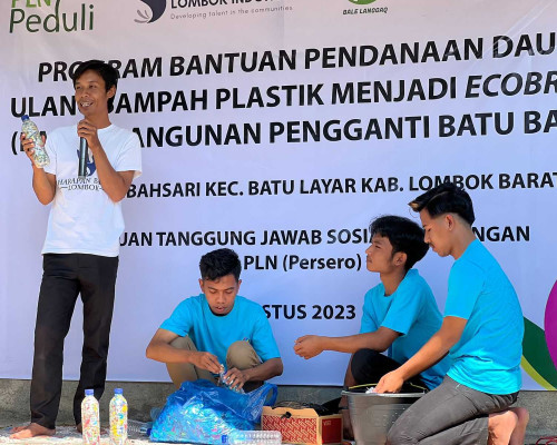 Program TJSL PLN Nusra Serahkan Bantu Ecobrick untuk Desa Lembahsari