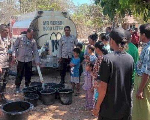 Polres Kupang Bantu Warga yang Terdampak Kekeringan