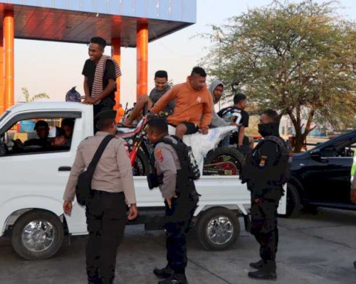 Polisi Amankan 16 Parang Sumba dan Ratusan Liter Miras