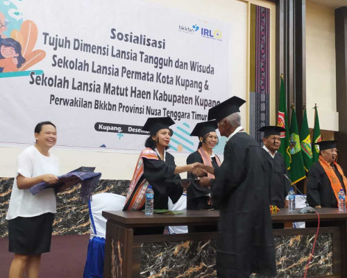 Umur Hanya Angka, 76 Lansia Diwisuda