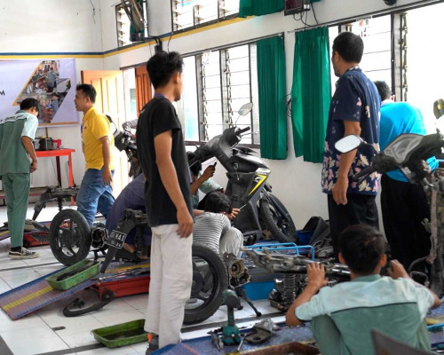 PLN-SMKN 3 Mataram Konversi Puluhan Motor BBM Jadi Motor Listrik