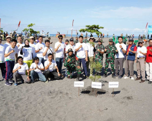 Kolaborasi Taman Pohon dan Bersih Pantai