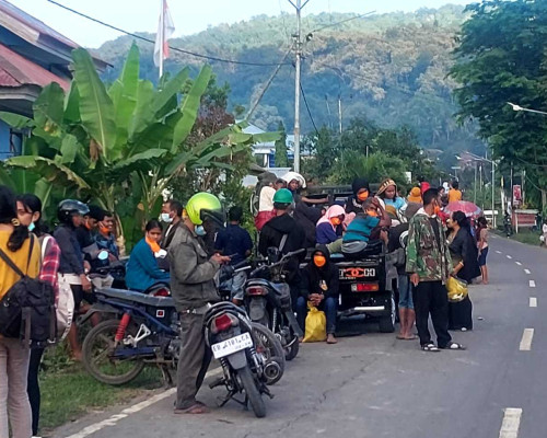 Warga Flores Timur Berlarian ke Posko Pengungsian