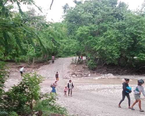 Warga Kupang Bayar Rp 20 Ribu Agar Bisa Sebrangi Kali Karena Jembatan Roboh