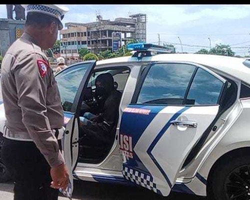 Aksi Personel Ditlantas Polda NTT Tolong Orang Sakit Saat Operasi Turangga