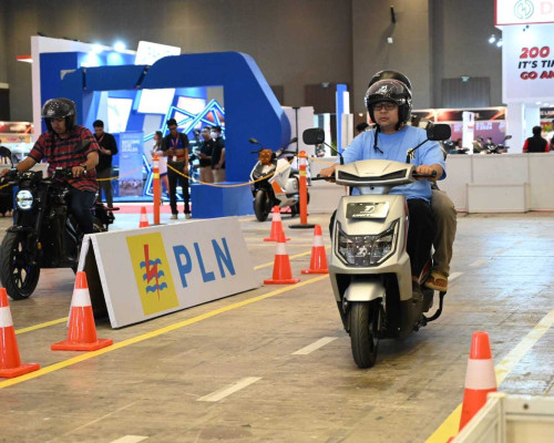 PLN Dapat Penghargaan Most Interactive Booth di IIMS 2024
