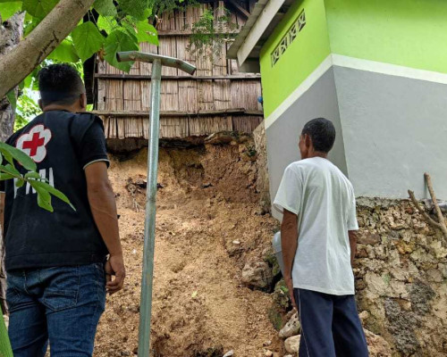 PMI Kota Kupang Bantu Korban Bencana Longsor