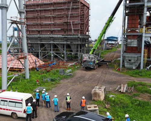 PLN Monitor Progress PLTU Sambelia dan Serahkan Bantuan Golis