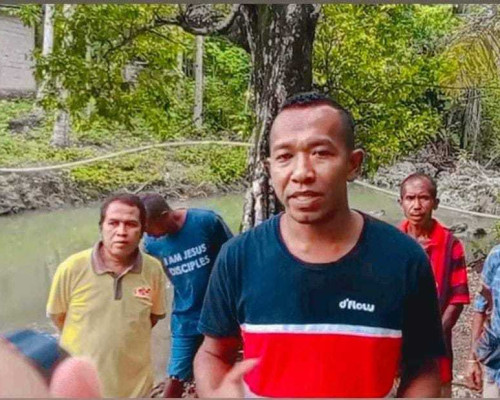 Ketua RT di Fatukoa Pimpin Warga Lepas Bibit Ikan di Kali Oepoi