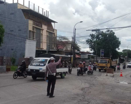 Dinas PUPR NTT Turunkan Alat Perbaiki Jalan Rusak di Kota Kupang