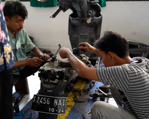 Siswa SMKN 3 Mataram Senang Bisa Berinovasi dan Berkreasi terhadap Motor Listrik 