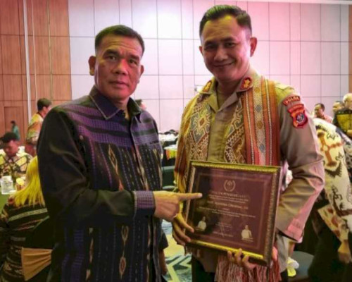 Kadin NTT Beri Penghargaan kepada AKBP Agustinus Chirstmas Sebagai 