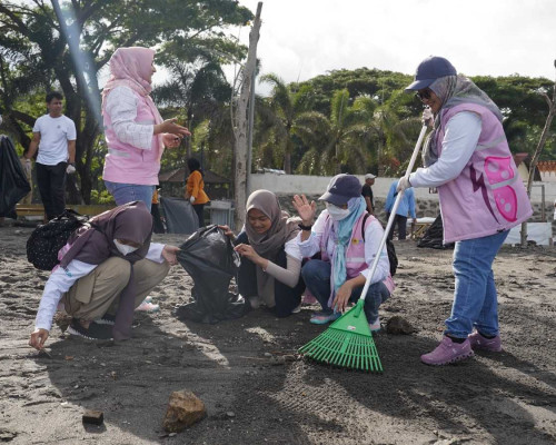 Semarakkan HLHS 2024, Srikandi PLN Bali-Nusra Turun Tangan Bersihkan Sampah Pantai Loang Baloq 