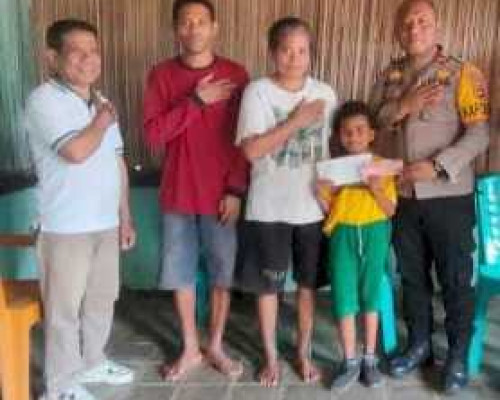 Kapolsek Sulamu Beri ‘Hadiah Spesial’ Bagi Dua Siswi di Desa Oeteta