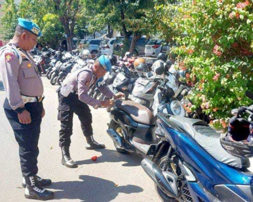 Benahi Parkir Liar, Provost Bidpropam Polda NTT Kempiskan Ban di Mapolda NTT 