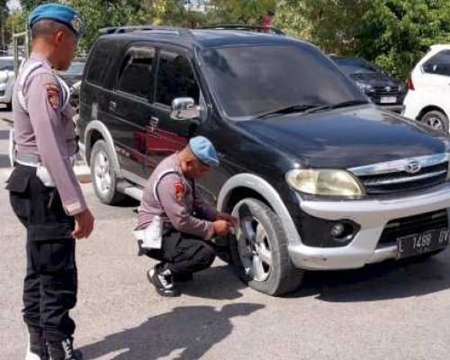 Benahi Parkir Liar, Provost Bidpropam Polda NTT Kempiskan Ban di Mapolda NTT 