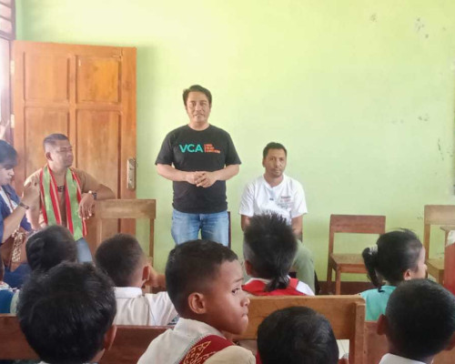 Wartawan Bagikan Alat Tulis dan Buku di SDN Letbaun Kabupaten Kupang  