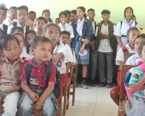 Wartawan Bagikan Alat Tulis dan Buku di SDN Letbaun Kabupaten Kupang  