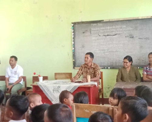 Wartawan Bagikan Alat Tulis dan Buku di SDN Letbaun Kabupaten Kupang  