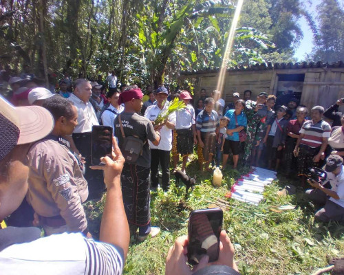 PLN UIP Nusra Jalani Prosesi Adat Takung Wae Teku bersama Masyarakat Adat Poco Leok 